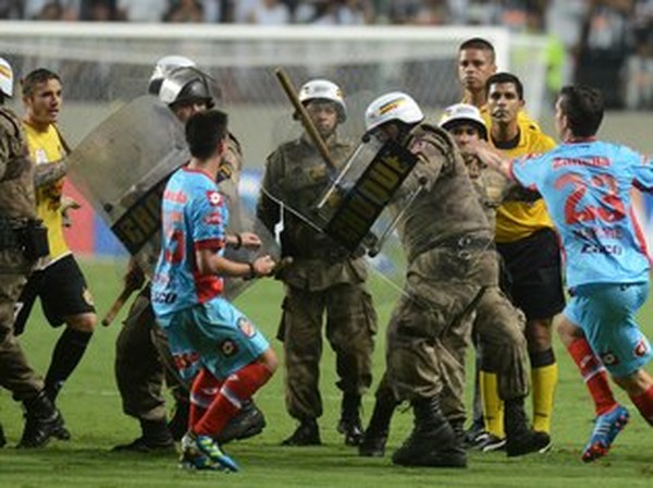 Футболисты Арсенал де Саранди подрались с полицией