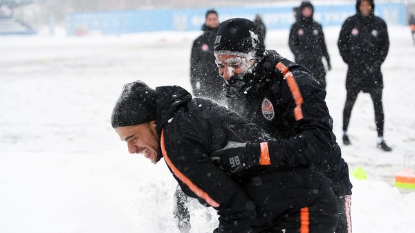 Игроки Шахтера подурачились в весеннем снегу