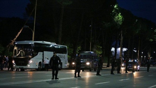 В Албании закидали камнями автобус с игроками сборной Сербии