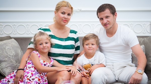Александр и Татьяна Алиевы с детьми