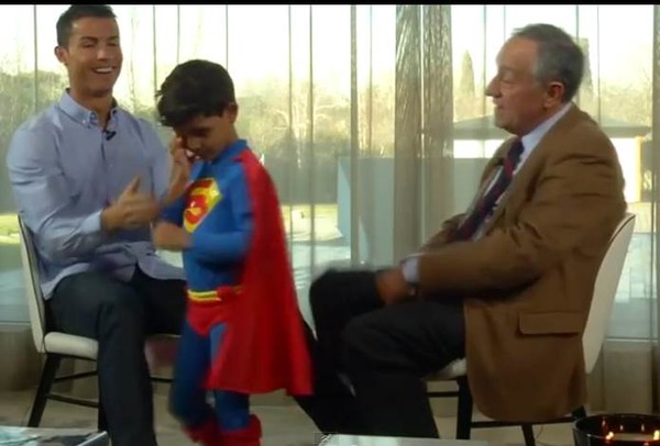 Сын Криштиану Роналду нарядился Суперменом
