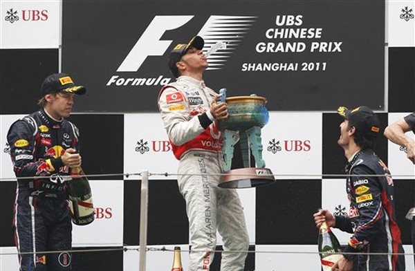 Хэмилтон с трофеем Гран-При Китая