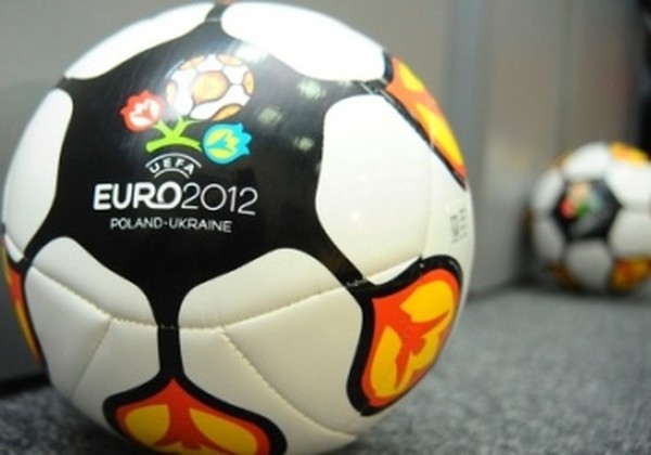 Это обычный мяч с логотипом Евро-2012 