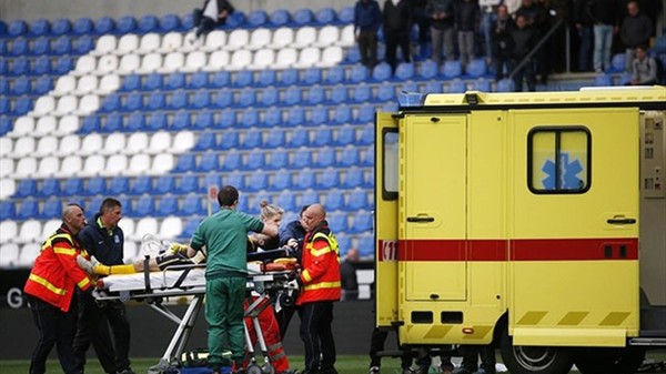 Грегори Мертенса отвозят в больницу во время матча