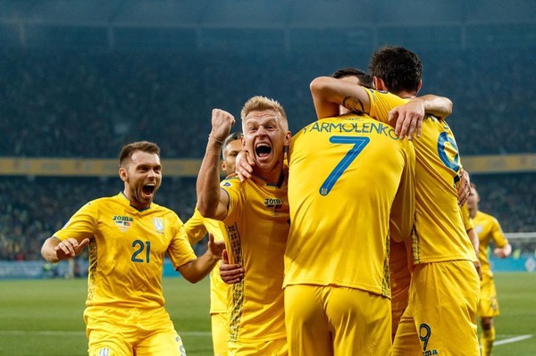 Игроки сборной Украины на НСК Олимпийский во время матча с Португалией