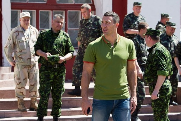 Владимир Кличко купил бронежилеты для украинских военных