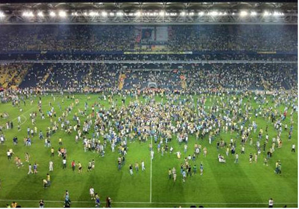 dikie lyudi tureckie fany grubo sorvali match shahtera s fenerbahche futbol v ukraine novosti chempionata ukrainy po futbolu kubok ukrainy i superkubok sport bigmir net