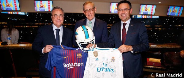 Президенты Реала и Барселоны обменялись подарками