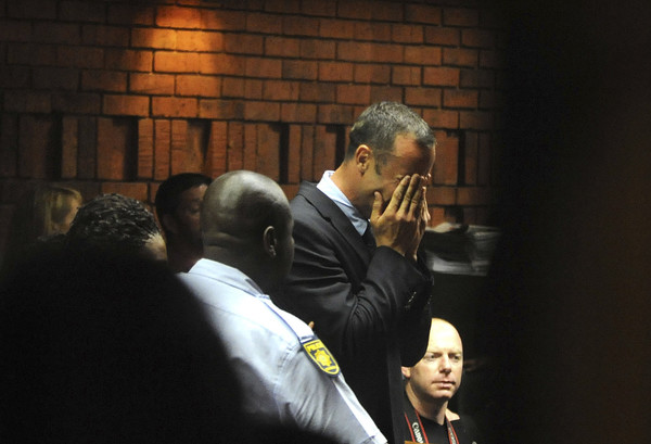 Оскар Писториус плачет в суде