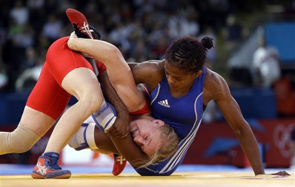 Татьяна Лазарева (в красном трико) проиграла схватку за бронзовую медаль Олимпиады-2012