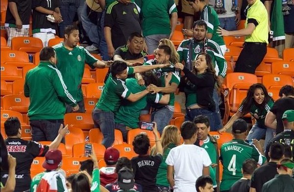 Фанаты устроили драку во время матча Мексика - Парагвай