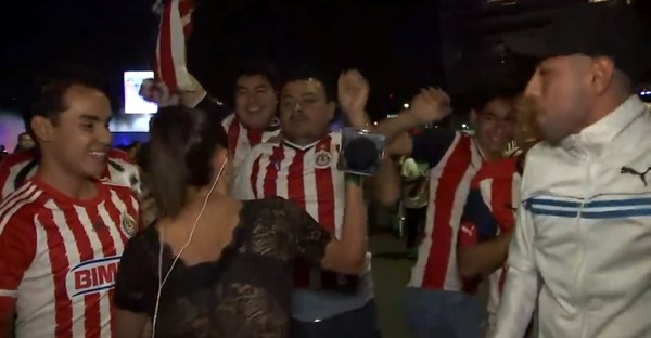 Журналистка ударила микрофоном футбольного фаната в прямом эфире 1 Журналистка ударила микрофоном футбольного фаната в прямом эфире