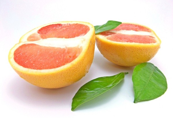 Грейпфрут достаточно быстро портится, поэтому хранить фрукты лучше в холодильнике