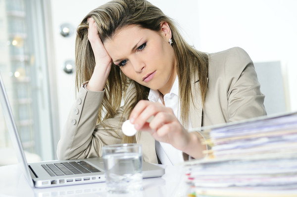Эмоциональные женщины после нареканий начальства из-за перенесенного стресса, не могут быстро вернуться к работе