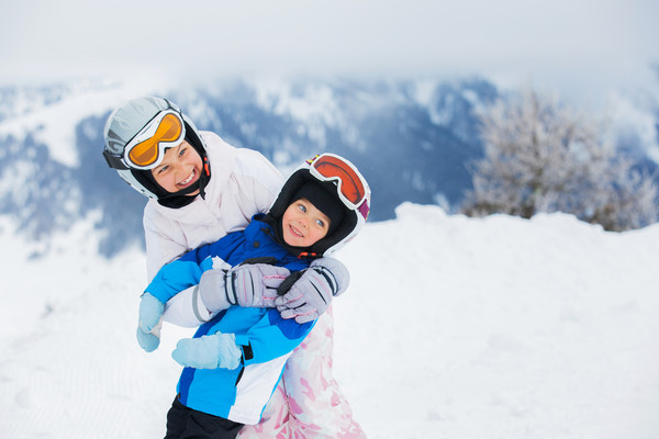 Начинать кататься на лыжах ребенку можно с 8 лет, а на сноуборде – с 12