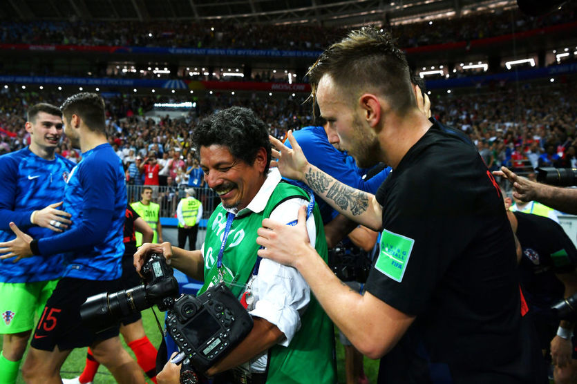 Фотографа, которого сбили на ЧМ-2018, празднуя гол, пригласили в Хорватию 1 Фотографа, которого сбили на ЧМ-2018, празднуя гол, пригласили в Хорватию