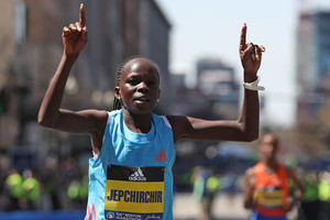 Кенийская бегунья установила уникальное достижение, выиграв Бостонский марафон