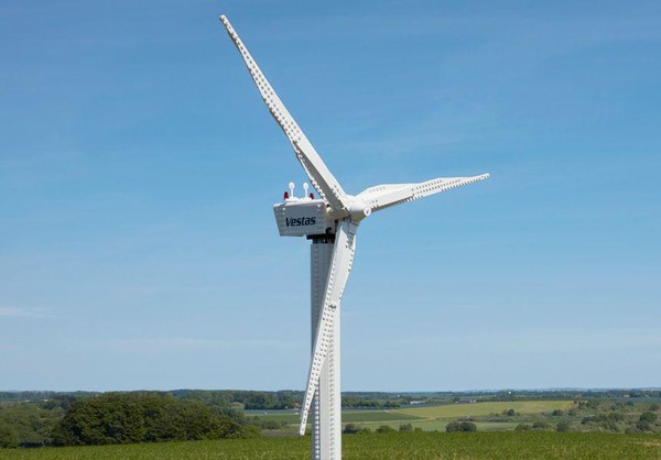 Ветряная электростанция создана из конструктора