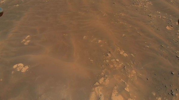 Вертолет Ingenuity пролетел над песчаными дюнами и скалами во время своего девятого полета, 5 июля 2021