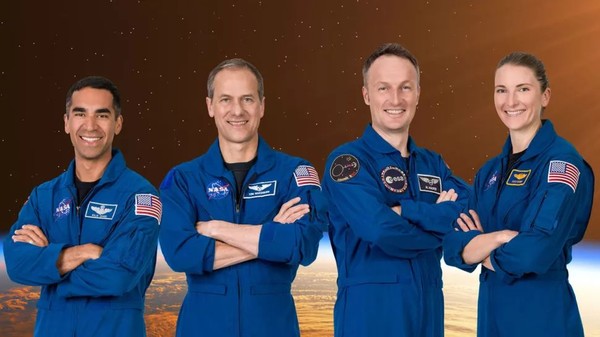 Официальный портрет экипажа миссии SpaceX Crew-3: (слева направо) командир Раджа Чари и пилот Томас Машберн, астронавты НАСА; специалист миссии Матиас Маурер из Европейского космического агентства; специалист миссии Кайла Бэррон из NASA
