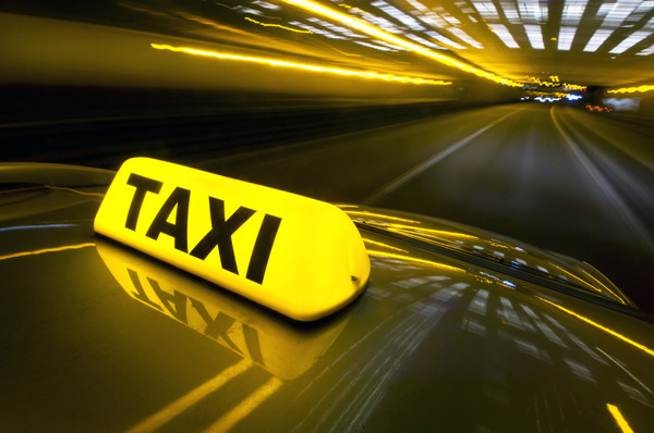 Службы должны получать специальную лицензию, а таксисты должны сотрудничать с ними, как частные предприниматели