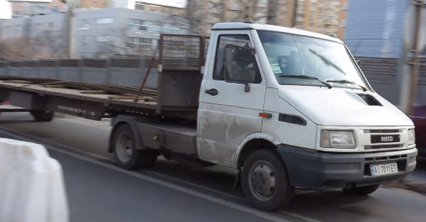 В Киеве засняли редкую для Украины фуру-микроавтобус