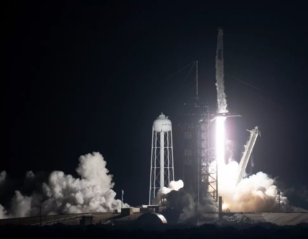 Ракета SpaceX Falcon 9 запускает четырех астронавтов на Международную космическую станцию