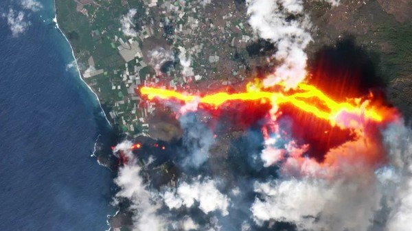 Это изображение извержения вулкана Ла-Пальма с помощью Sentinel-2 было обработано в истинных цветах с использованием коротковолнового инфракрасного канала для выделения нового потока лавы