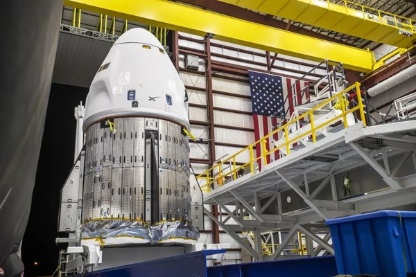 Капсула Crew Dragon от SpaceX для миссии Crew-3 на Международную космическую станцию &#8203;&#8203;прибывает в ангар стартового комплекса 39A Космического центра Кеннеди во Флориде 24 октября 2021 г. 