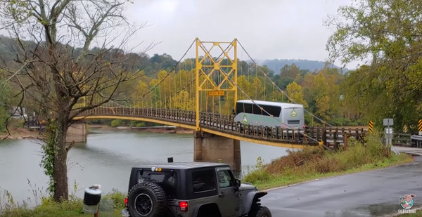 Местный Департамент транспорта закрыл мост для проверки, но повреждений не обнаружил