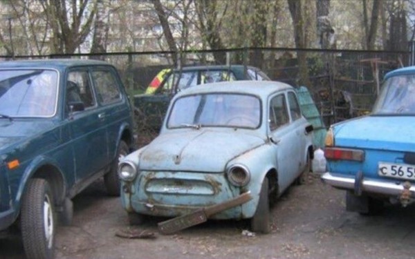 В Киеве собираются убрать брошенные во дворах автомобили