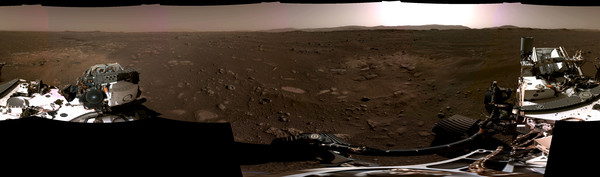 Perseverance успешно сел на Марс и снял панорамное фото