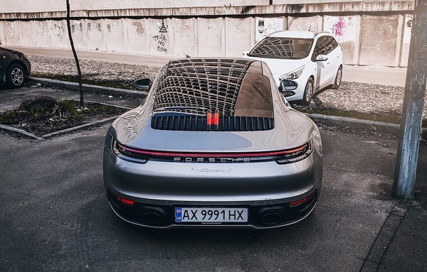 Новая модель Porsche 911 стала крупнее, в салоне появились дисплеи