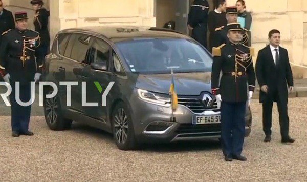 Президент Украины Владимир Зеленский приехал на саммит на скромном Renault Espace