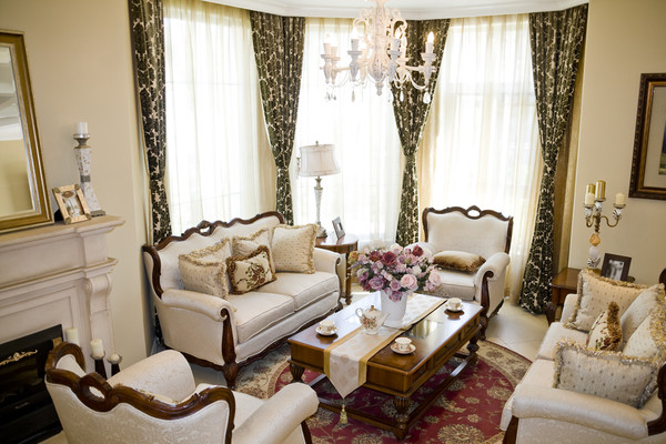 Если говорить о цветовой гамме, то французский стиль в интерьере определяет вовсе не буйство фантазии, а сдержанный консерватизм