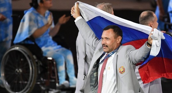 Андрей Фомочкин с флагом России