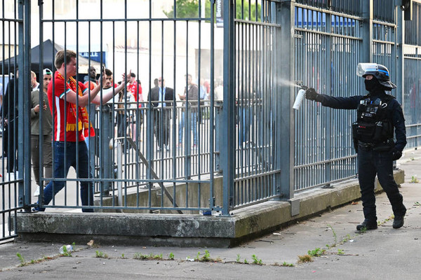 Полицейский использует слезоточивый газ / Getty Images