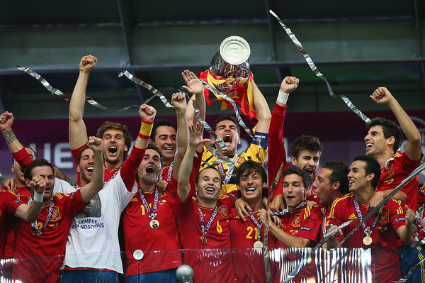 Сборная Испании празднует победу на Евро-2012