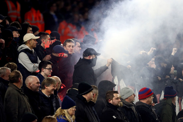 Фанаты используют дымовые шашки на матче Брайтон – Кристал Пэлас