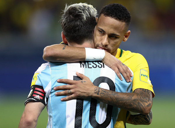 Бразилец Неймар обнимает аргентинца Лионеля Месси
