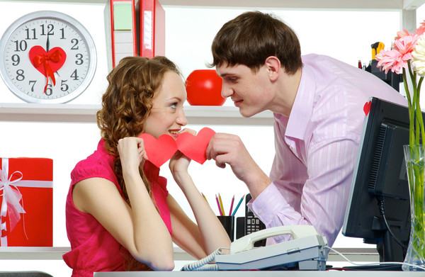 Офисный флирт может перерасти в настоящее чувство